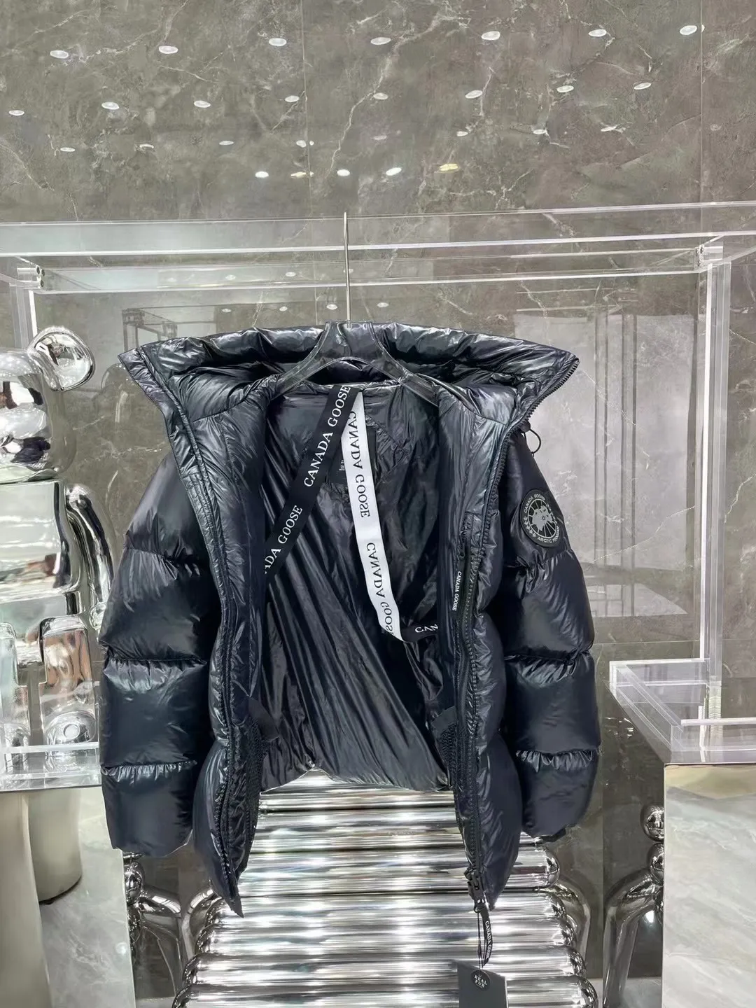 P860 Canada Goose/Canada Goose 2022 limited new Crofton puff down jacket top version (exclusive to the entire network)‼ ️ ‼ ️Top version, ceiling level‼ ️ Crofton soft bread, the latest style in 2022, with cold protection effect up to level 4, made of recycled Feather-Light tear-resistant fabric, ultra-light, and no weight on the upper body at all! The unique black label highlights your temperament‼ ️ Canada Goose, a Canadian brand, has always been recognized as the warmest down jacket. Various Instagram celebrities, Internet celebrities, and celebrities often wear it for street photos. I do Canada Goose every year, but I still can’t get rid of my love for the geese. No matter how cold the weather is, there is no need to be afraid, because there are geese! Filled with 90% white duck down, Canada Goose is the legendary warmest down jacket and is known as a must-have for Arctic outdoor sports! The most popular down jacket in the world, celebrities are rushing to buy it, it is a must-have!   Same style for men and women Size: S~XXL Ready in stock